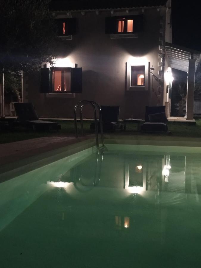 Doukádes Theonymfi Luxury Villas מראה חיצוני תמונה